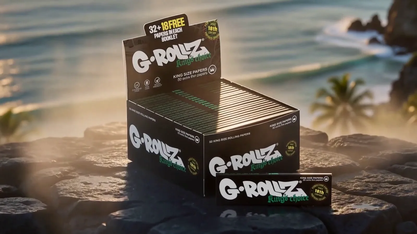 Présentoir King's Choice 50 feuilles sur un rocher noir au-dessus d’une crique de palmiers